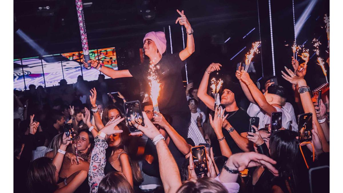 Grupo disfrutando pub crawl Madrid - merece la pena experiencia