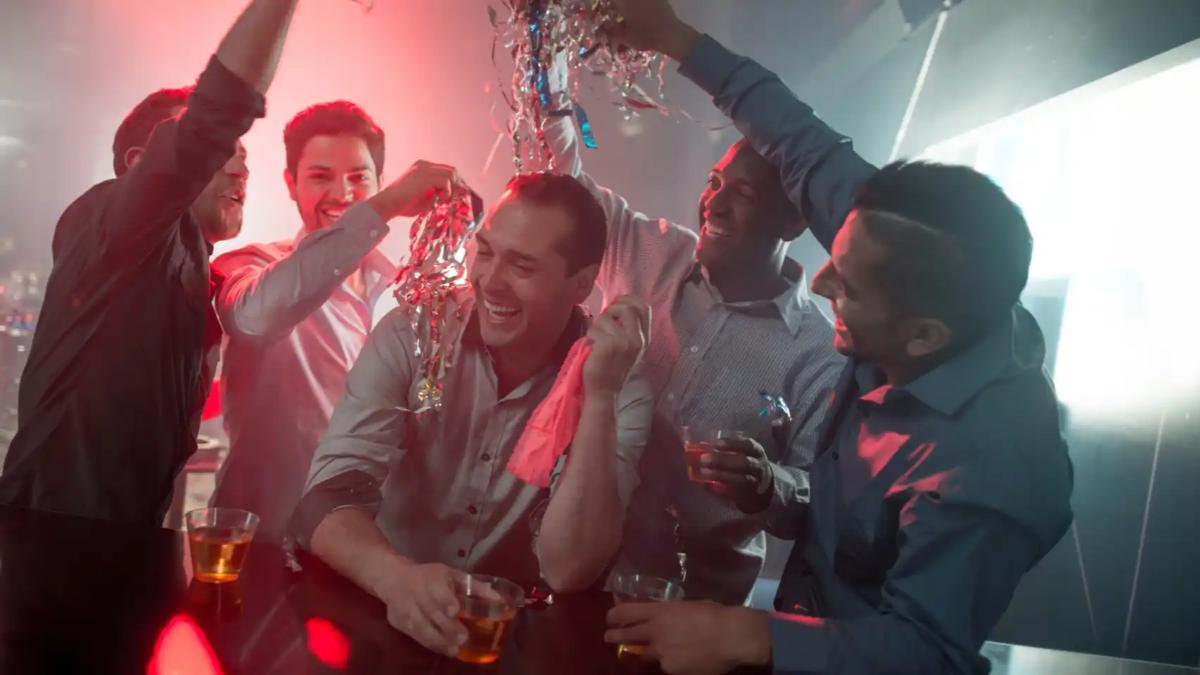 Despedida de soltero Madrid - grupo de amigos celebrando en bares