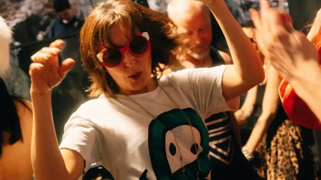 Amigos bailando con ropa informal durante una fiesta