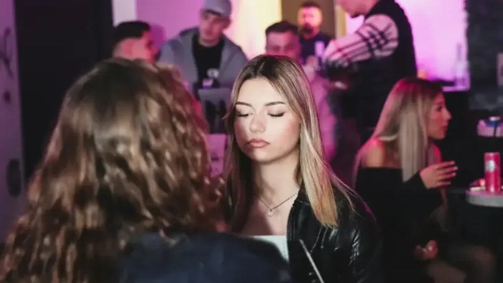 Jóvenes conversando en un bar con iluminación tenue