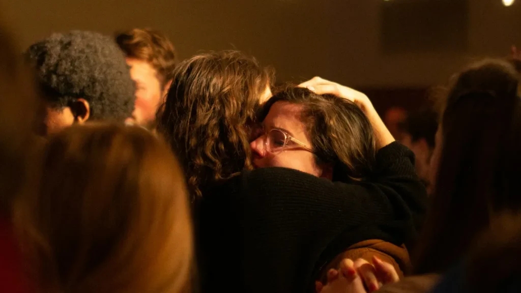Personas reunidas alrededor de la barra de un local