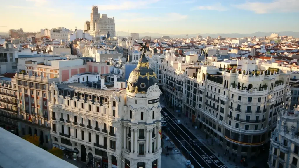 Gran Vía de Madrid al atardecer con tráfico y edificios