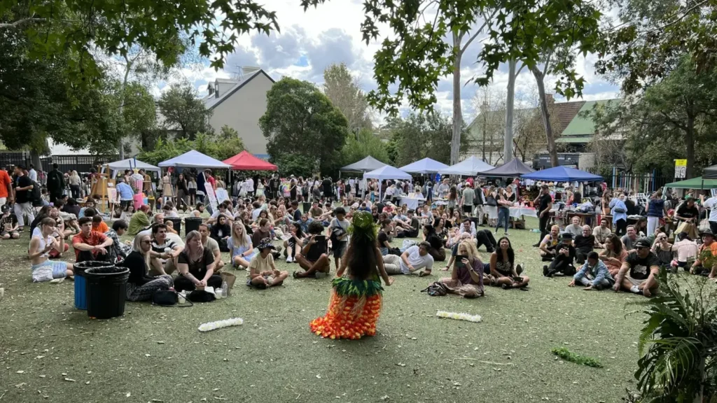 Público reunido en un evento al aire libre