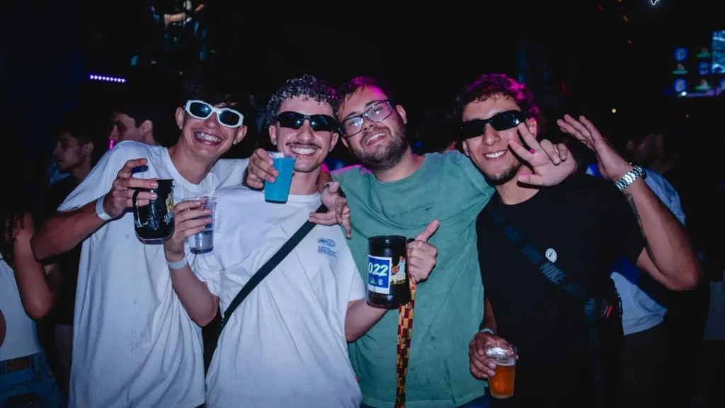 Grupo de amigos disfrutando de una fiesta en una discoteca