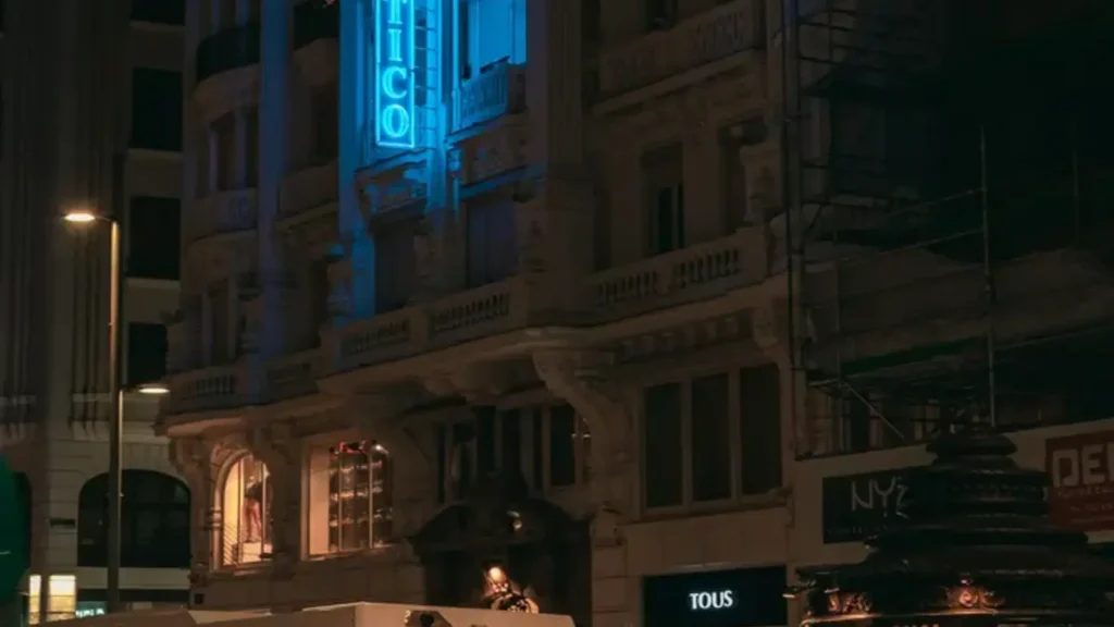 Gran Vía de Madrid iluminada por la noche
